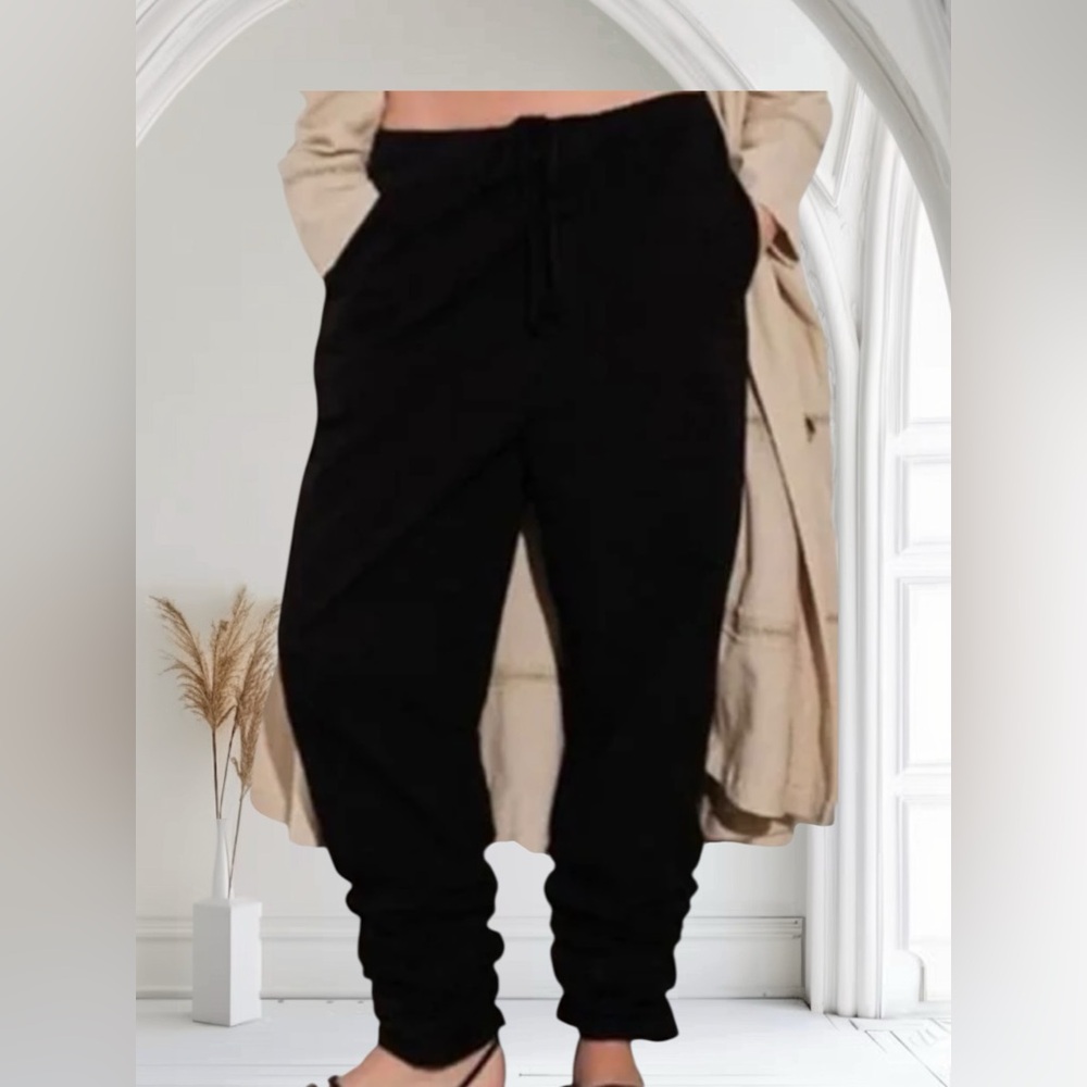 Free People Casual Pants. Ruched Ankles.
Black. Size: XS (oversized)